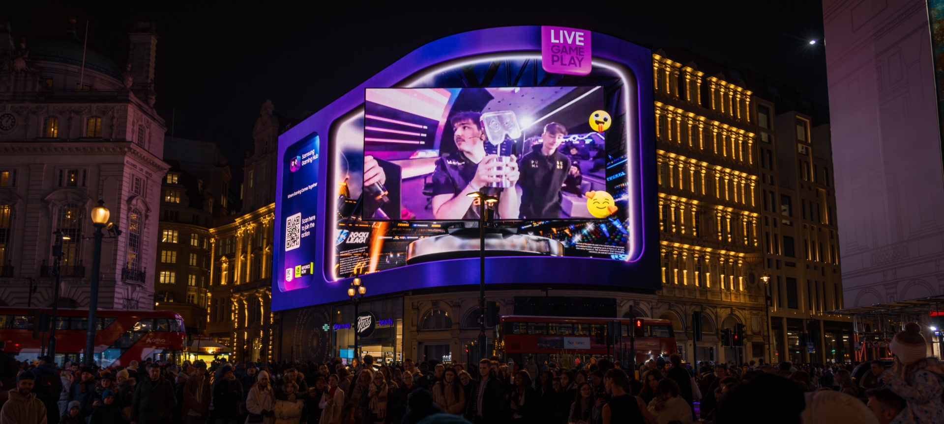 Piccadilly Lights Samsung 3D Livestream Gaming Challenge 